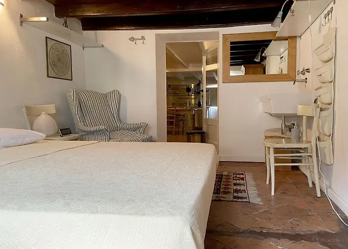 Fascinating Hideaway In A Physicist's Appartamento Côme