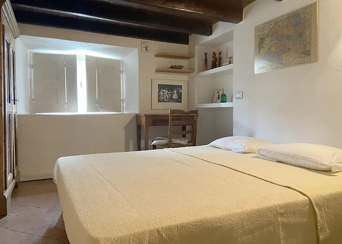 Fascinating Hideaway In A Physicist's Appartamento