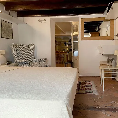 Fascinating Hideaway In A Physicist's Appartamento Côme