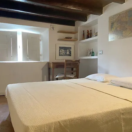Fascinating Hideaway In A Physicist's Appartamento