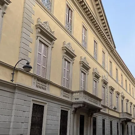 Fascinating Hideaway In A Physicist's Appartamento